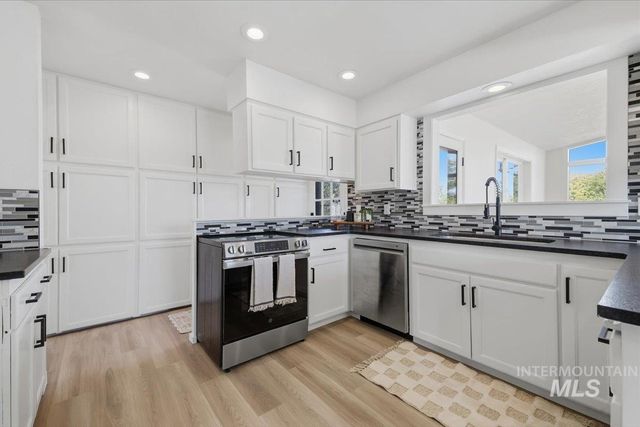 816 W Greenhurst Rd, Nampa, ID 83686