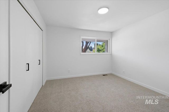 816 W Greenhurst Rd, Nampa, ID 83686