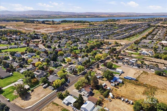 816 W Greenhurst Rd, Nampa, ID 83686