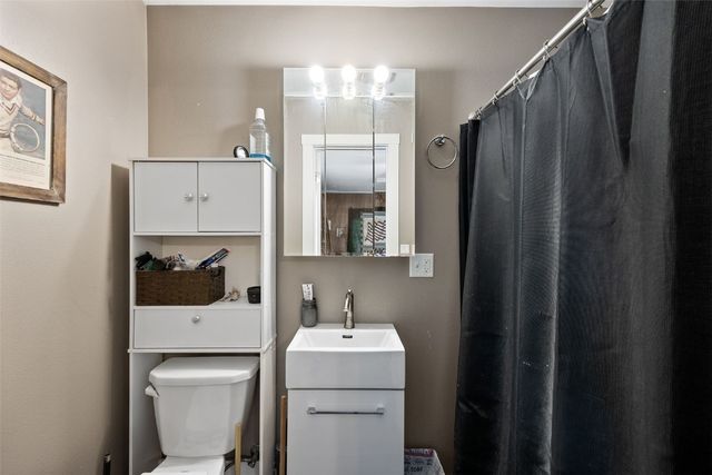 1611 Hollywood Boulevard NE, Cedar Rapids, IA 52402