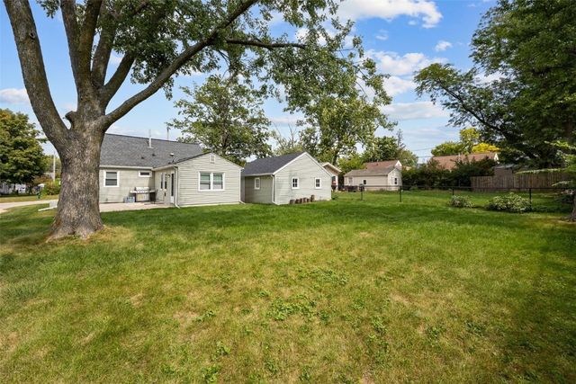 1611 Hollywood Boulevard NE, Cedar Rapids, IA 52402