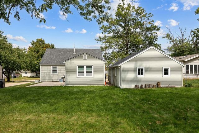 1611 Hollywood Boulevard NE, Cedar Rapids, IA 52402