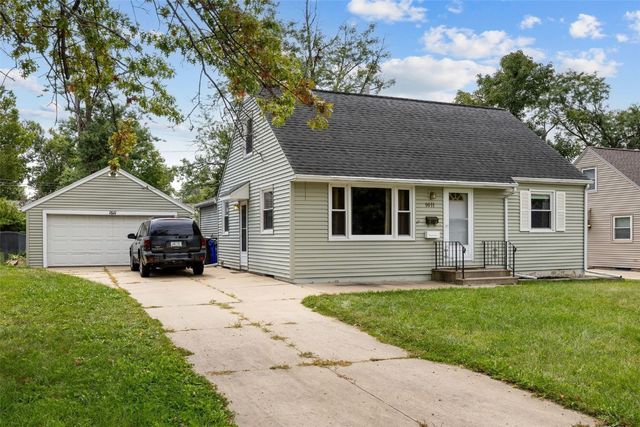 1611 Hollywood Boulevard NE, Cedar Rapids, IA 52402