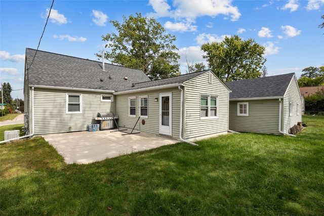 1611 Hollywood Boulevard NE, Cedar Rapids, IA 52402