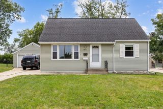 1611 Hollywood Boulevard NE, Cedar Rapids, IA 52402