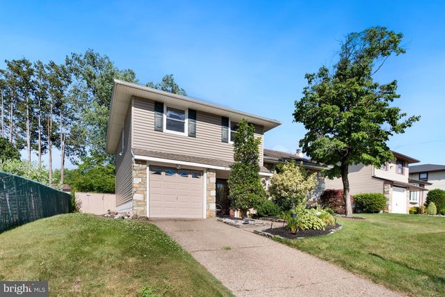 613 OAKFIELD LN, Philadelphia, PA 19115