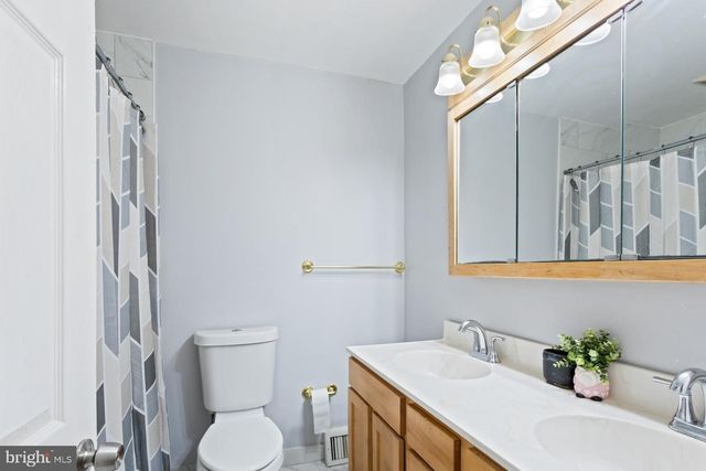 613 OAKFIELD LN, Philadelphia, PA 19115