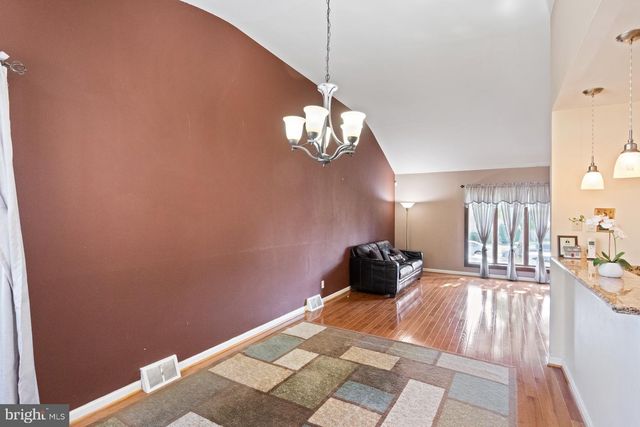613 OAKFIELD LN, Philadelphia, PA 19115
