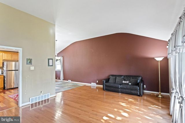 613 OAKFIELD LN, Philadelphia, PA 19115