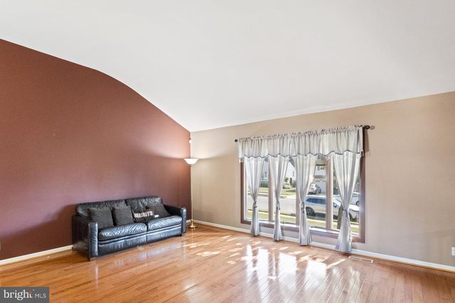 613 OAKFIELD LN, Philadelphia, PA 19115