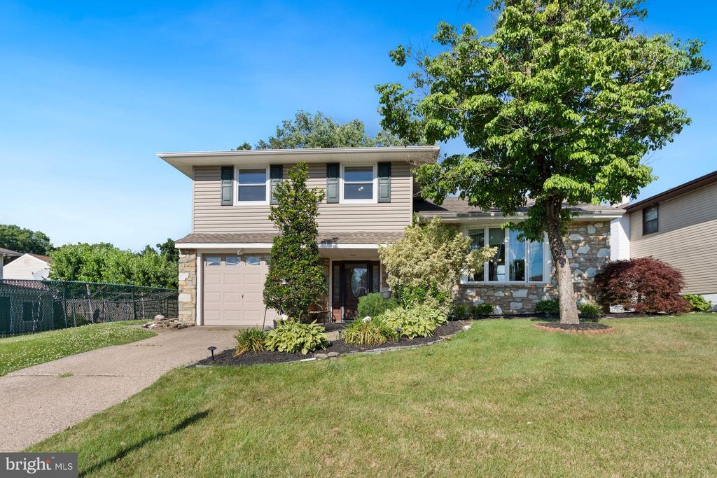 613 OAKFIELD LN, Philadelphia, PA 19115