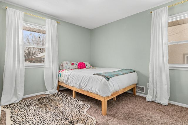 60 Hawthorne Avenue W, Saint Paul, MN 55117