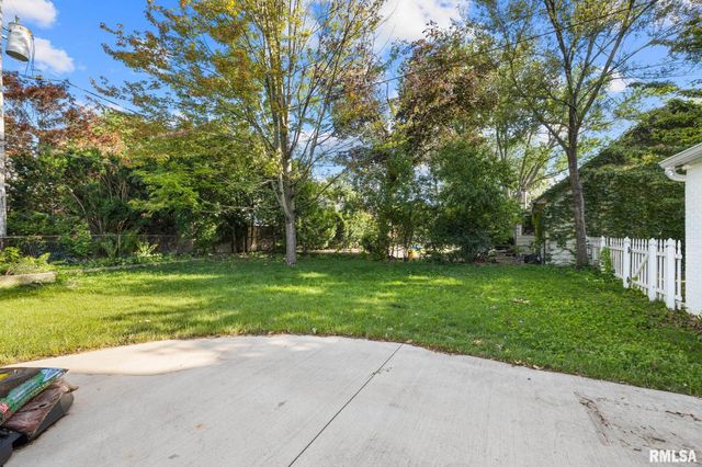 3900 N BIGELOW Street, Peoria, IL 61614