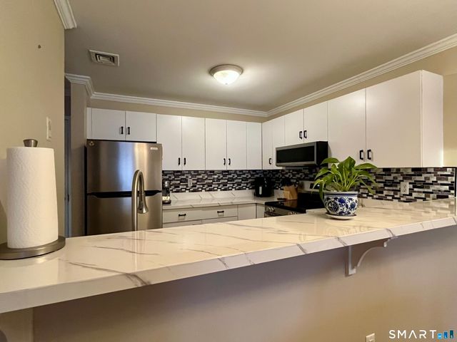 49 Rose Street APT 204, Branford, CT 06405