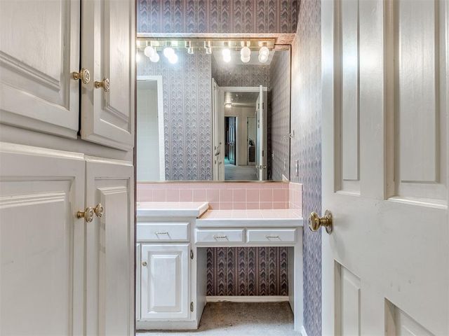 6021 Oak Tree Road, Edmond, OK 73025