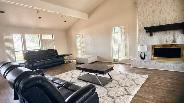 6021 Oak Tree Road, Edmond, OK 73025