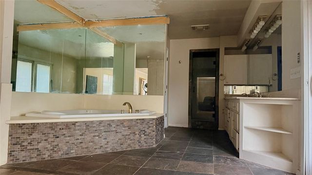 6021 Oak Tree Road, Edmond, OK 73025