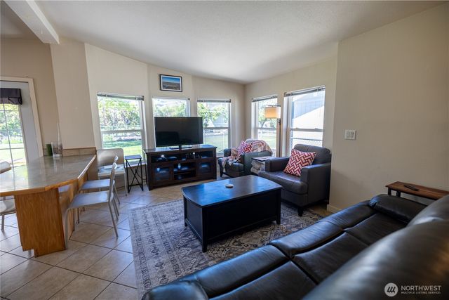 878 SW Hunter Avenue, Quincy, WA 98848