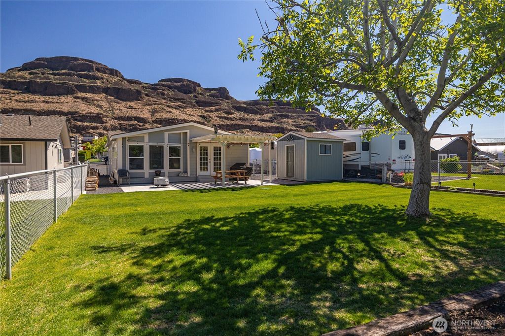 878 SW Hunter Avenue, Quincy, WA 98848