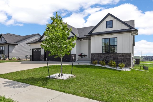 1404 Green Oak Pass, Tiffin, IA 52340