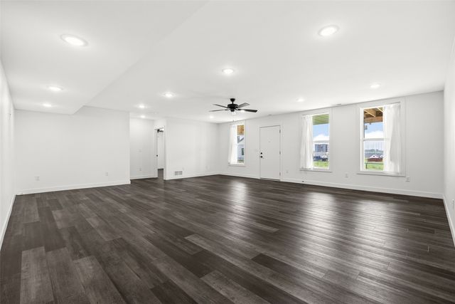 1404 Green Oak Pass, Tiffin, IA 52340