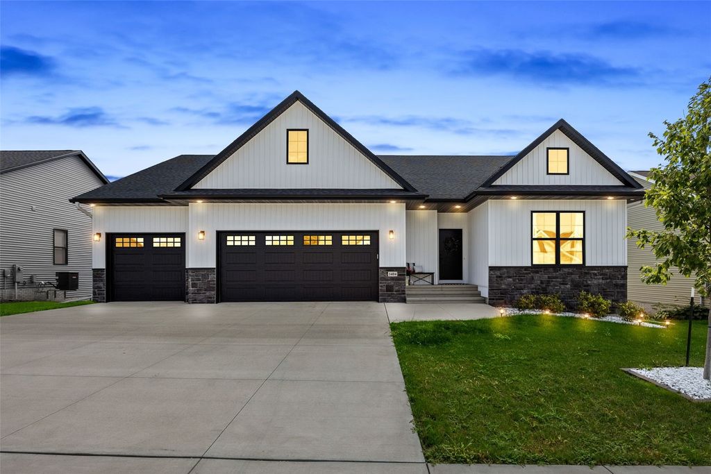 1404 Green Oak Pass, Tiffin, IA 52340
