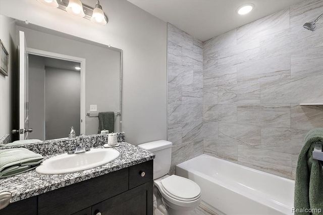 51419 Tides Drive Unit 7G, Chesterfield, MI 48051