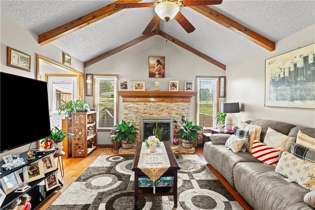 6813 T Gabbert Drive, Pleasant Valley, MO 64068