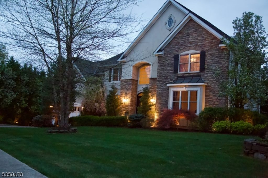 5 Young Ct, East Hanover Twp., NJ 07936