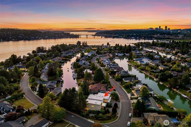 2 Crescent Key SE, Bellevue, WA 98006