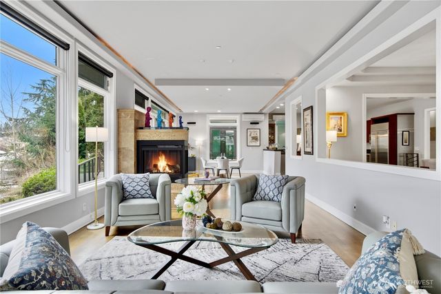 2 Crescent Key SE, Bellevue, WA 98006