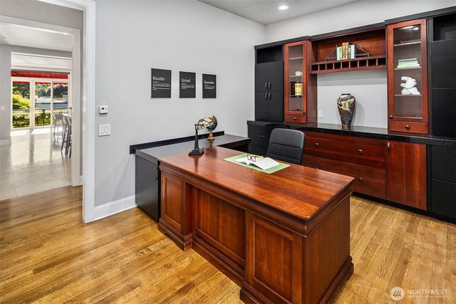 2 Crescent Key SE, Bellevue, WA 98006