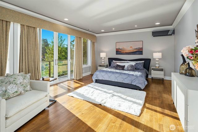 2 Crescent Key SE, Bellevue, WA 98006