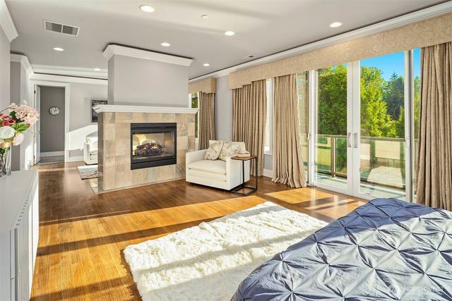 2 Crescent Key SE, Bellevue, WA 98006