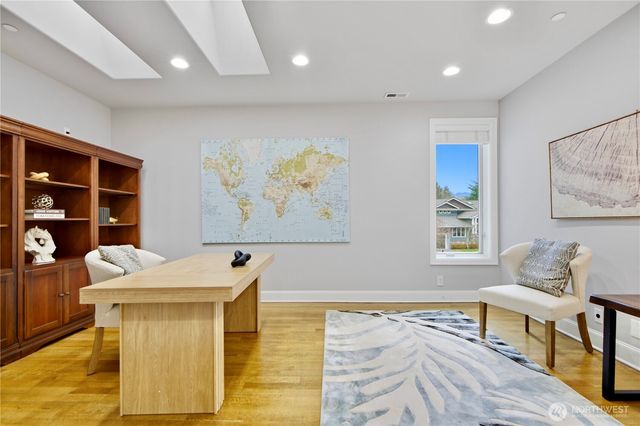 2 Crescent Key SE, Bellevue, WA 98006