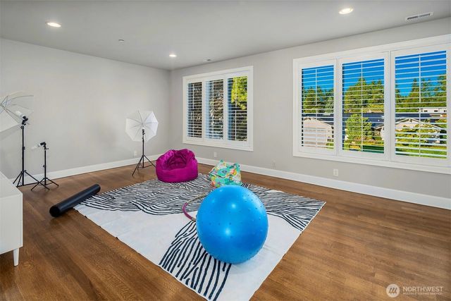 2 Crescent Key SE, Bellevue, WA 98006