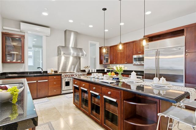 2 Crescent Key SE, Bellevue, WA 98006