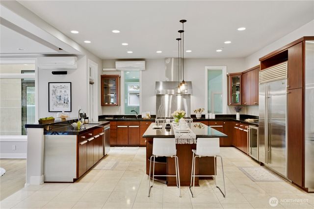 2 Crescent Key SE, Bellevue, WA 98006