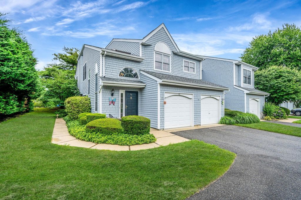 32 Lakebridge Drive S, Kings Park, NY 11754