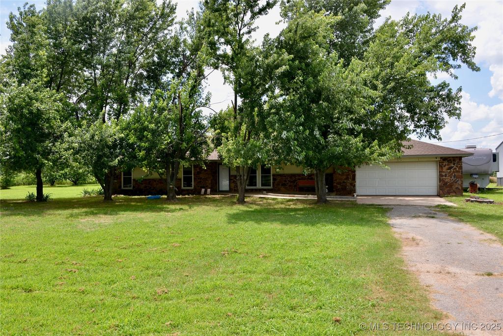 27855 S 170 Road, Henryetta, OK 74437