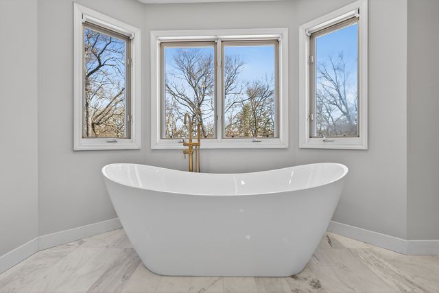 25138 N Pawnee Road, Barrington, IL 60010