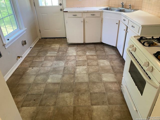 450 Overhill Dr, San Antonio, TX 78228