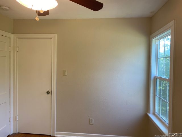 450 Overhill Dr, San Antonio, TX 78228