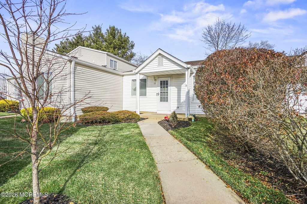 15 Greenwood Drive, Freehold, NJ 07728