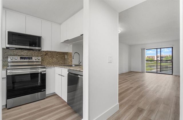10130 Sunrise Lakes Blvd 210, Sunrise, FL 33322