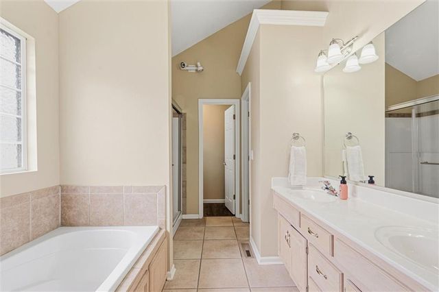 1305 SW Graystone Circle, Grain Valley, MO 64029