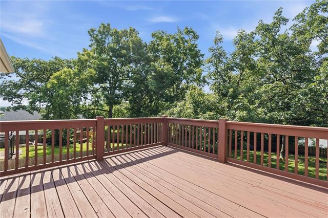 1305 SW Graystone Circle, Grain Valley, MO 64029
