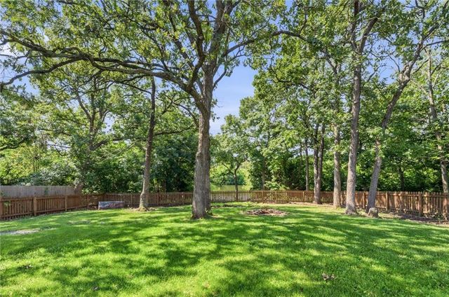 1305 SW Graystone Circle, Grain Valley, MO 64029