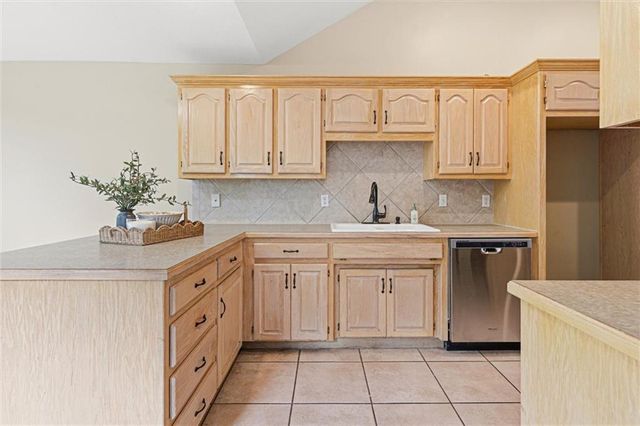 1305 SW Graystone Circle, Grain Valley, MO 64029