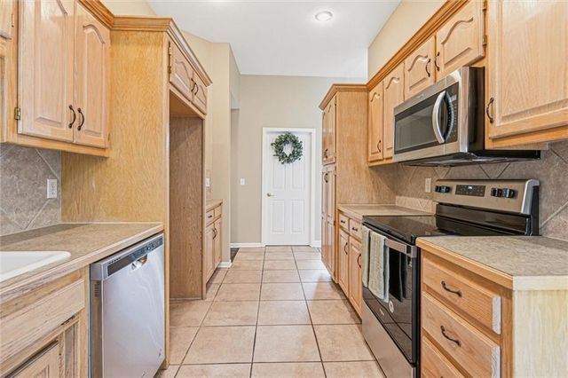 1305 SW Graystone Circle, Grain Valley, MO 64029